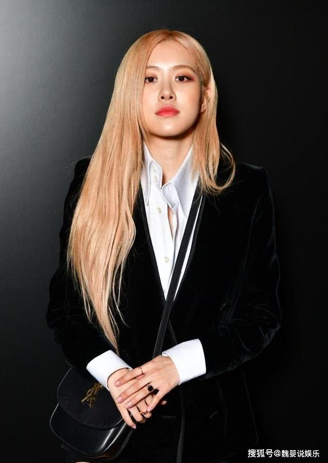 blackpink朴彩英穿天鹅绒西装现身气质温柔优雅大秀漫画腿