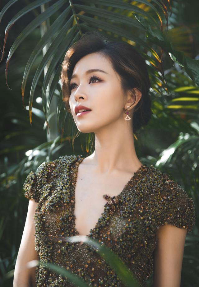 香港仙气女神婚后做"女皇" 富三代老公变贴身跟班帮背包又抱狗_carl