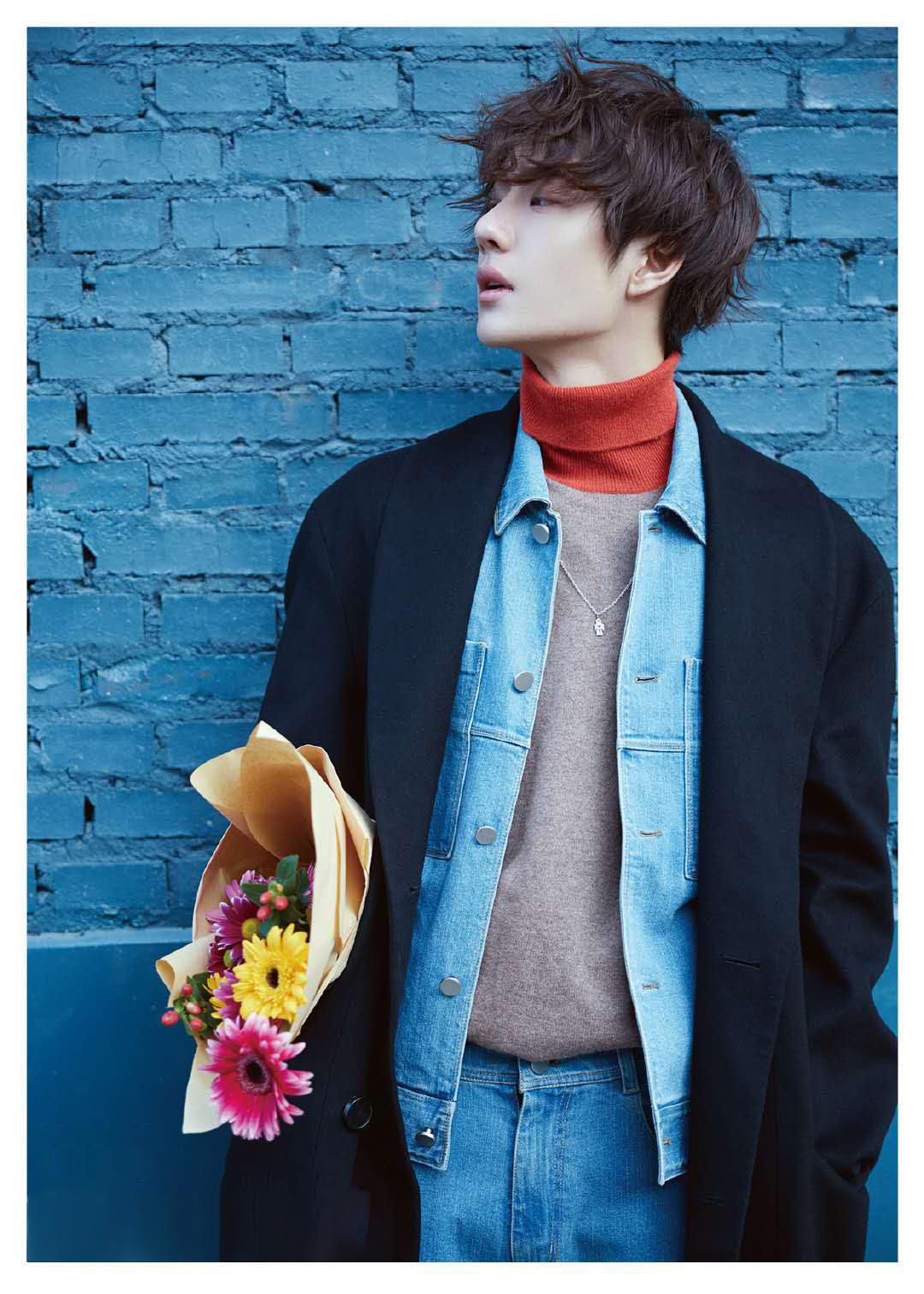 原创王一博黑色高领毛衣打底搭配丝绒西装网友看光泽就是高档货