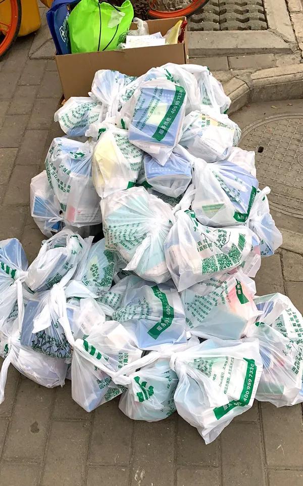 社区重症患者所需要的药品他们终于拿到了近12个小时已经下午快五点了