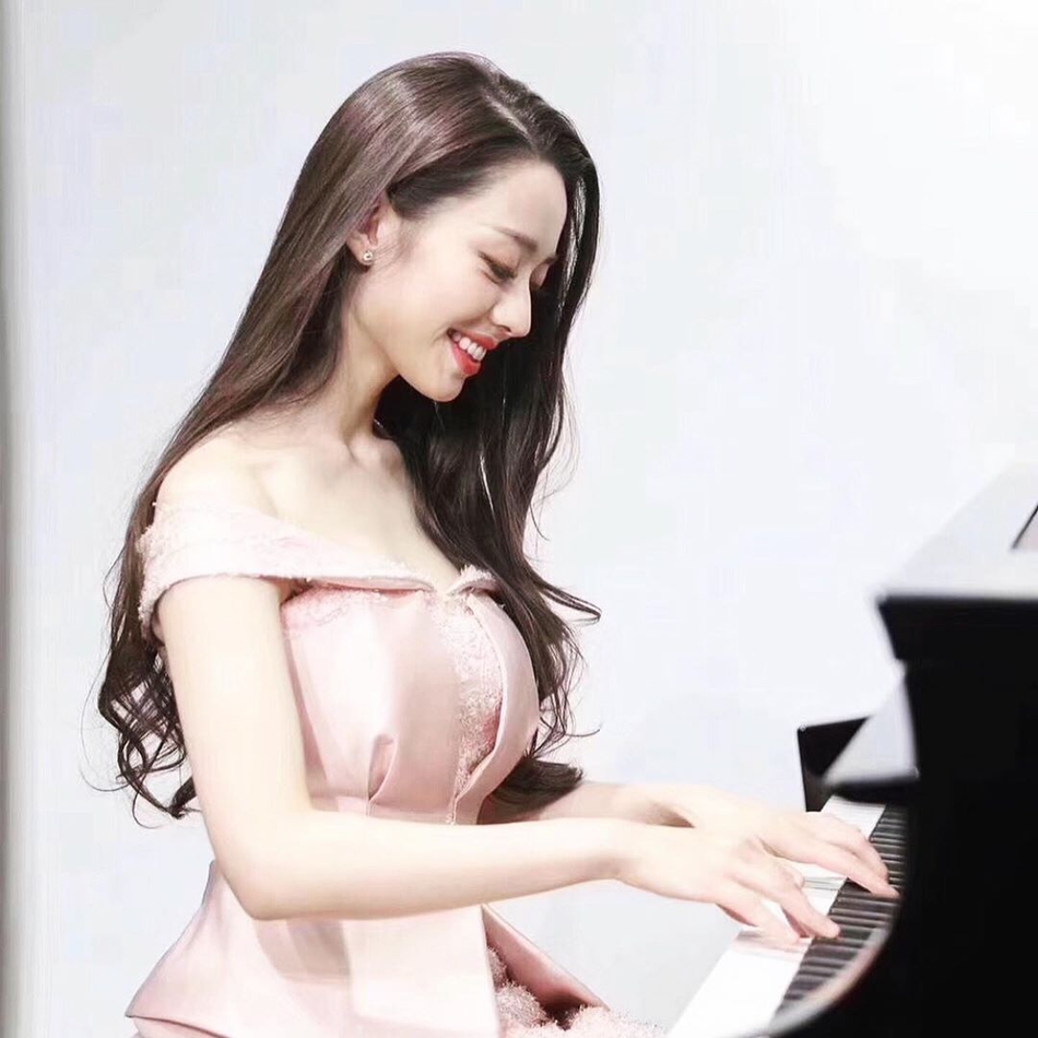 吉娜晒近照穿粉色礼裙弹钢琴 低头甜笑优雅温柔