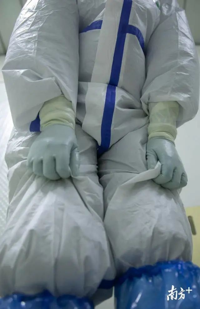 穿上防护服我就不是孩子了