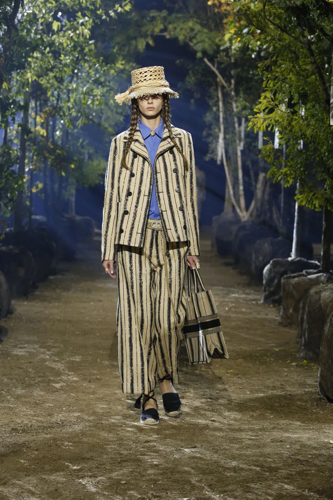 dior2020秋冬成衣秀场曝光为你解密时装背后的艺术基因