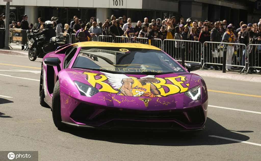 组图:独特方式缅怀科比 粉丝将车喷绘成紫金色