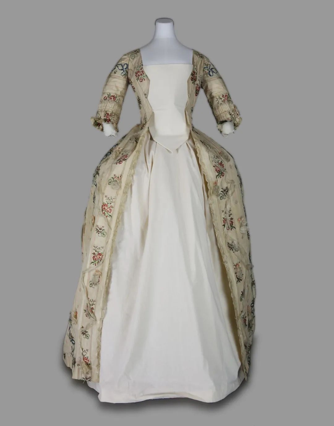 一例vol318世纪华托裙的保护修复