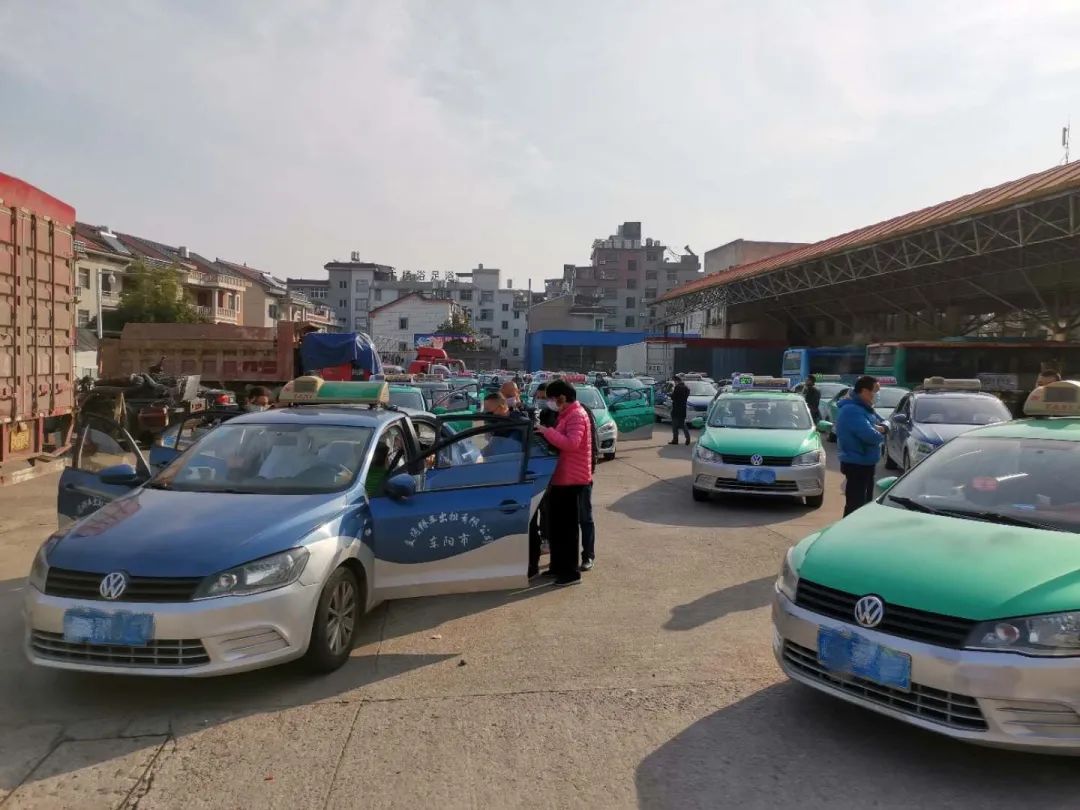 东阳出租车安装"防护膜",保障驾乘人员安全