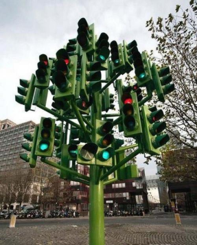 历史上的今天美国纽约装上了红绿灯