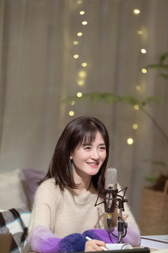 谢娜换挡节目气质都变了穿渐变色毛衣配锁骨发笑容温暖明媚