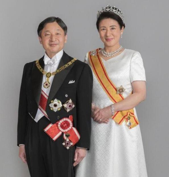 原创抢眼的雅子皇后天皇一家人的生活照她把老公德仁衬得像个跟班