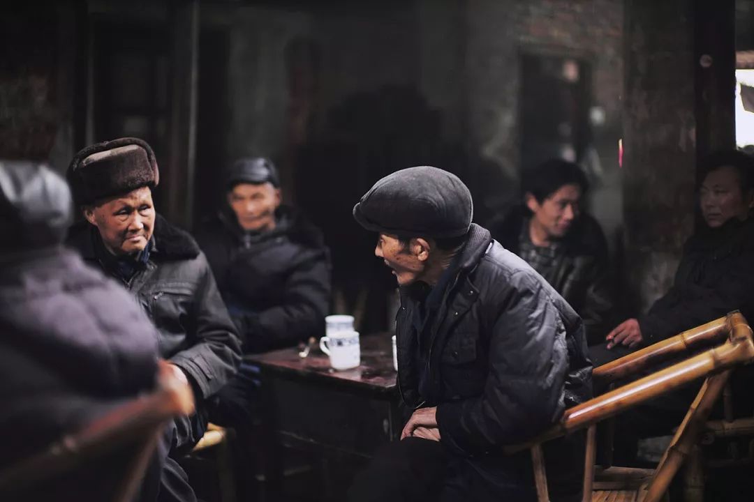 句家长里短也好,鸡毛蒜皮也罢新闻和八卦在茶客和堂倌中传播他随意摆