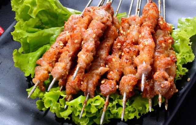 路边吃过很多羊肉串儿了味道也都不错这一家的确是最正宗的