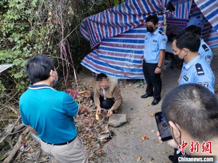 罗某开(中间下蹲者)指认现场.
