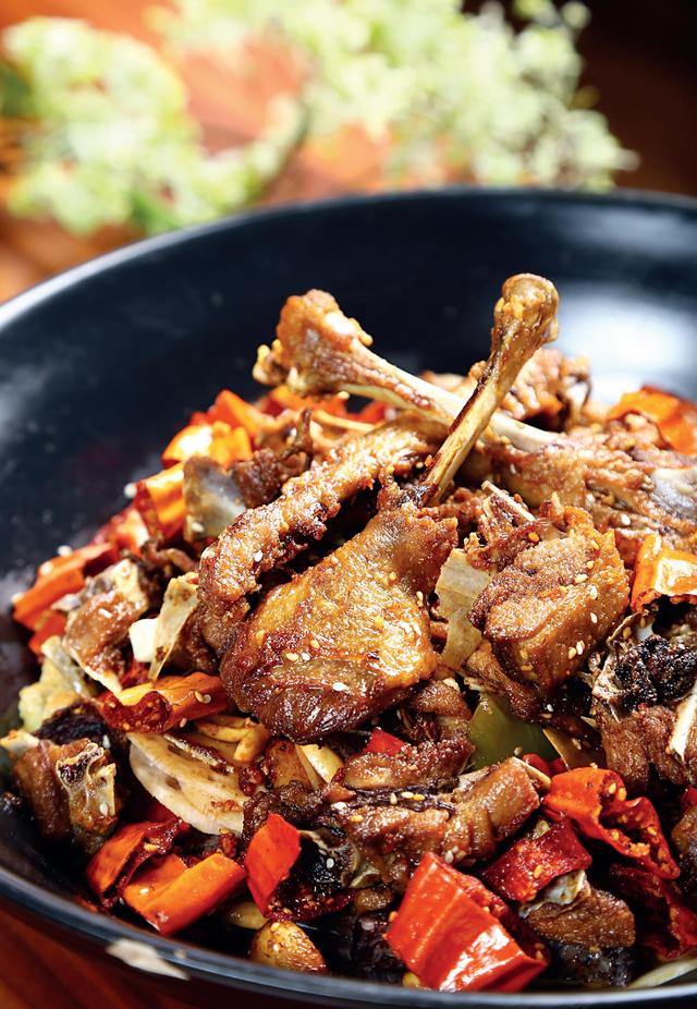 怎么烧鹅肉色泽金黄外脆里嫩蒸后再进行两次炸制口感更丰富