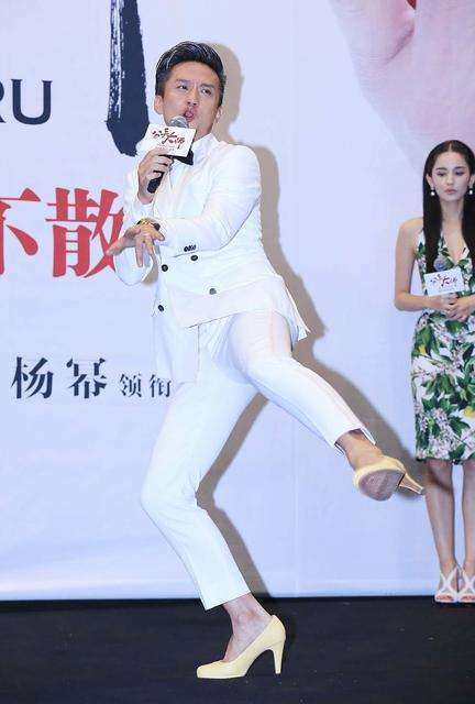 原创男星穿高跟鞋胡歌王祖蓝像人妖鹿晗最好看他完全就是女人