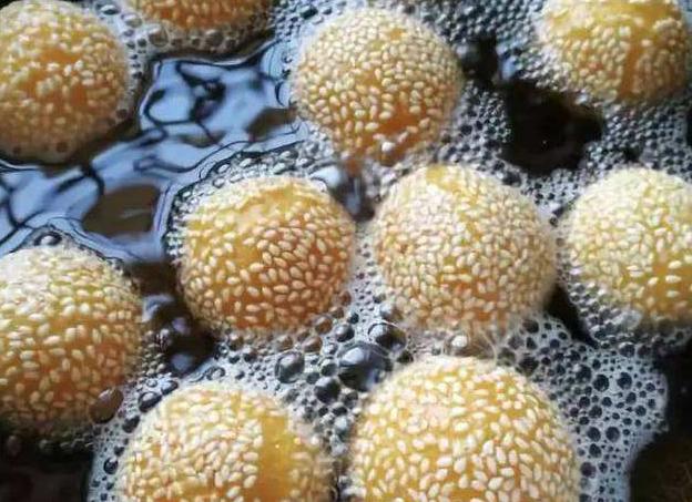 香酥美味炸麻圆油光水滑甜粑粑香甜美味营养小吃