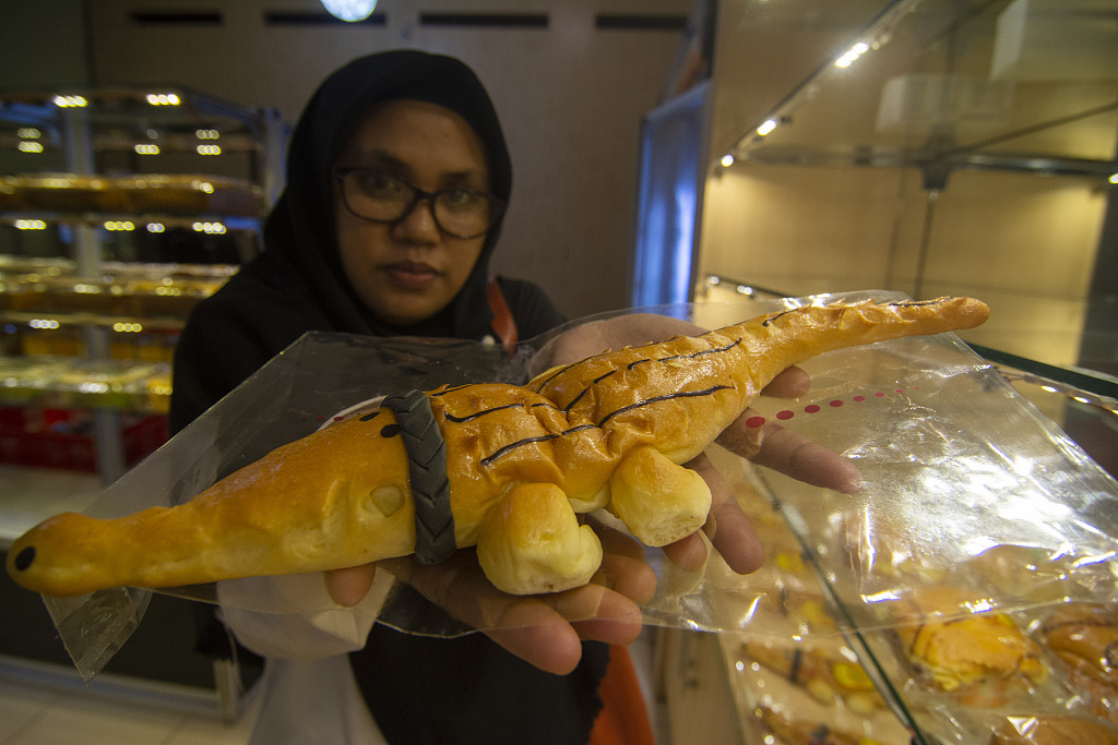 印尼一只鳄鱼被困旧轮胎四年商家推出同款造型面包迅速走红