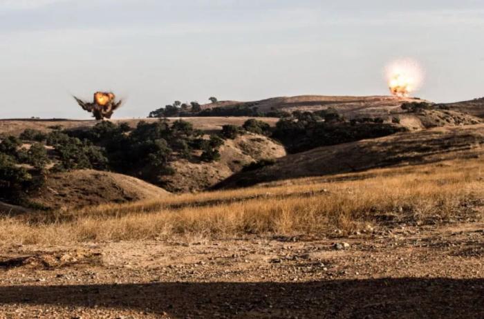 处理小队的成员在远处进行引爆,可以看到画面中有两处爆炸坑,因为如果