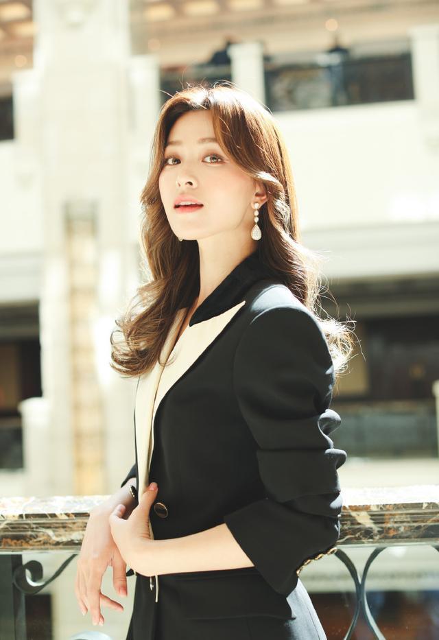 香港仙气女神婚后做"女皇" 富三代老公变贴身跟班帮背包又抱狗_carl