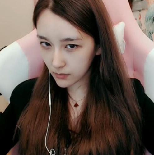 rita素颜直播被粉丝截图,看清未施粉黛的样子后,颜高就是任性_英雄