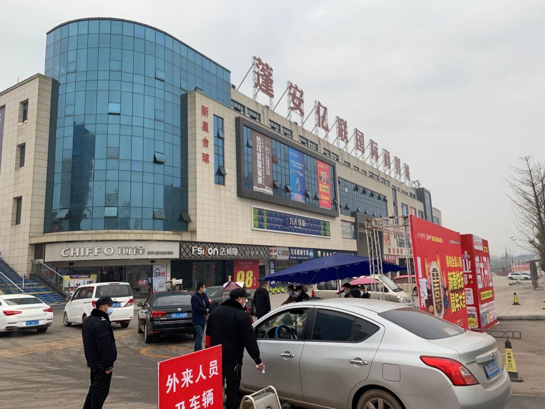 每日对进出人员进行体温测量登记在这场人民战争中,没有局外人,没有