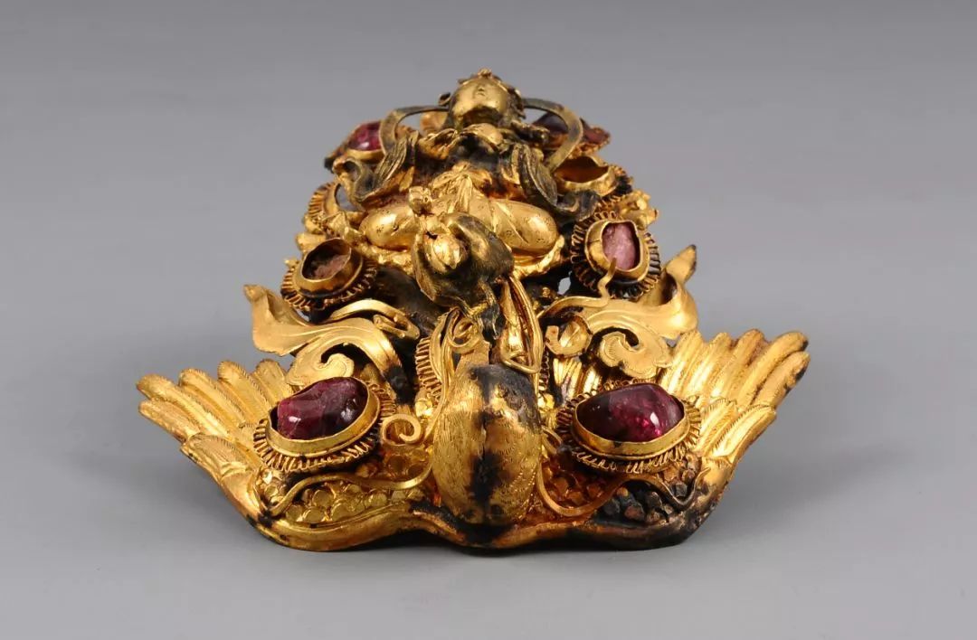 云观江博瑰宝73明代镶宝石王母驾鸾金挑心