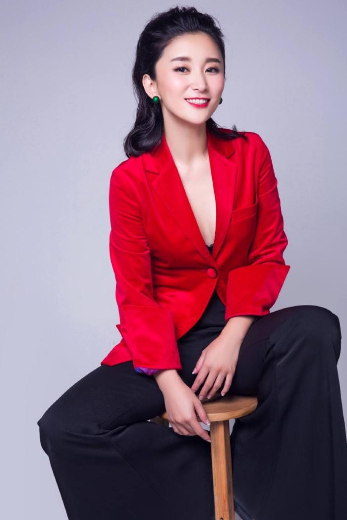 赵秦,娱乐圈影视女演员,外表时尚美丽,个人注重演员修养积累,提升自身