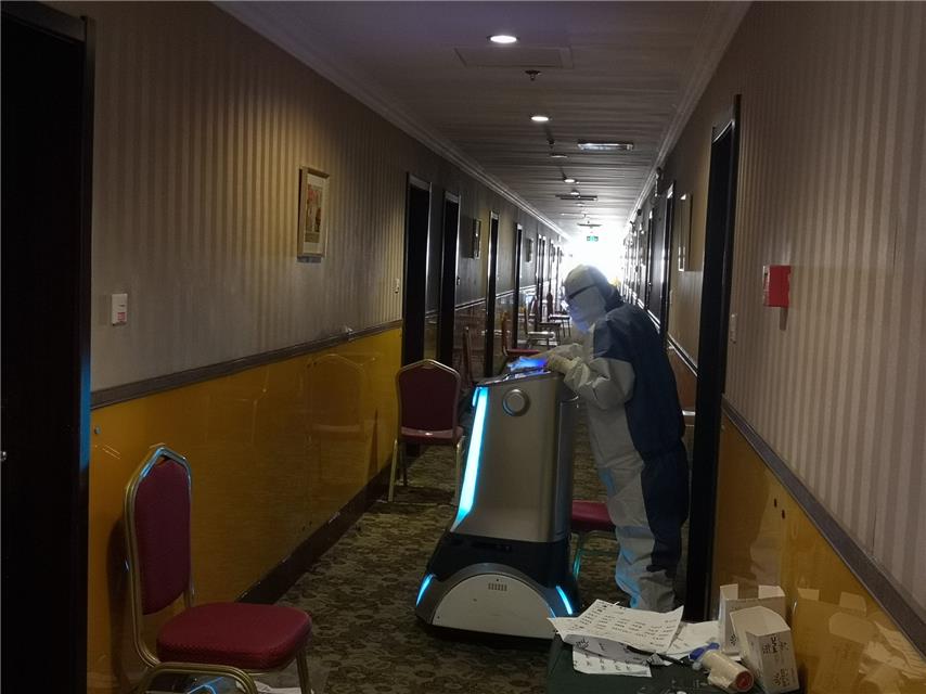 青岛市北集中隔离点来了机器人新员工