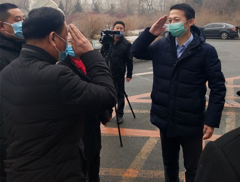 刘放总经理带领着齐宝玉副总亲自将物资送到了长春市绿园区城市管理