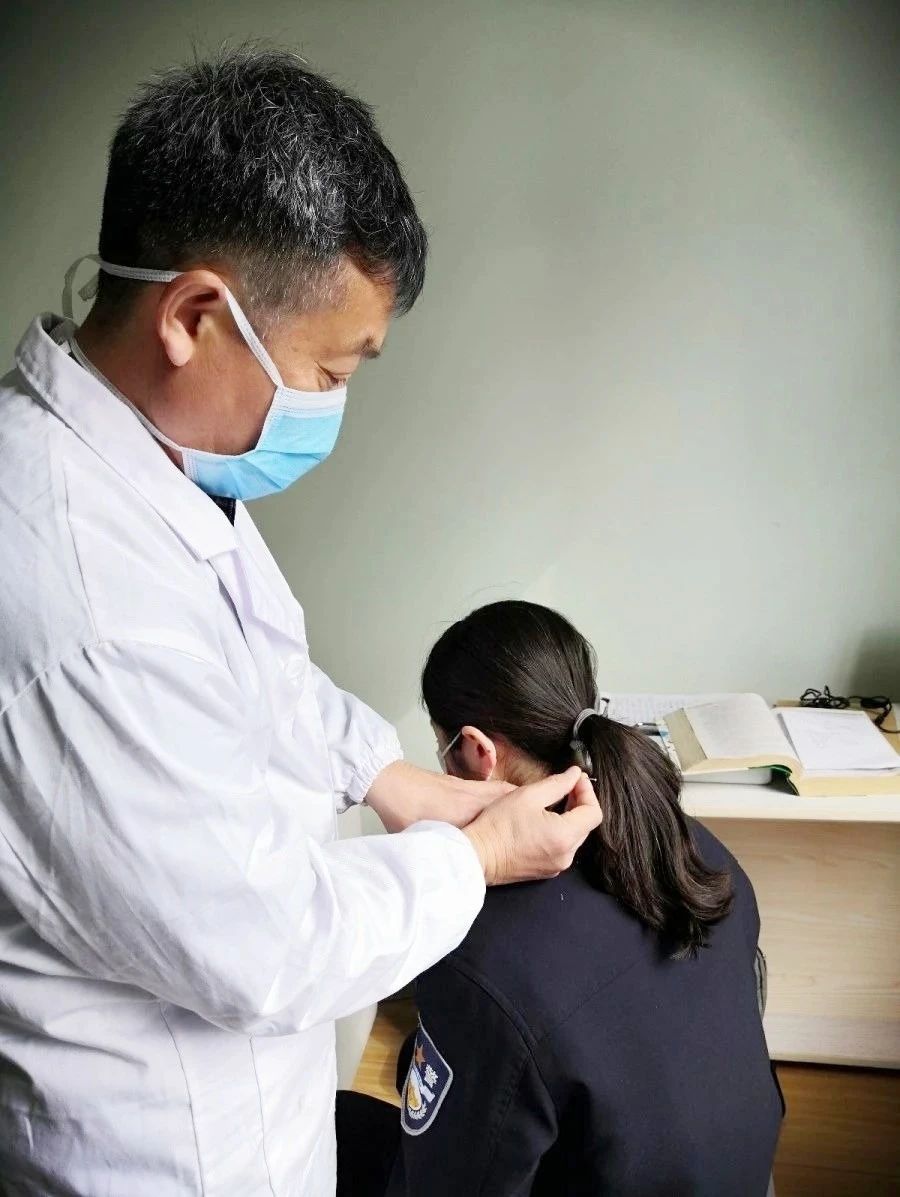 李诗海主任在为民警用中医推拿治疗颈椎疼痛不忘初心,咚咚健康管家