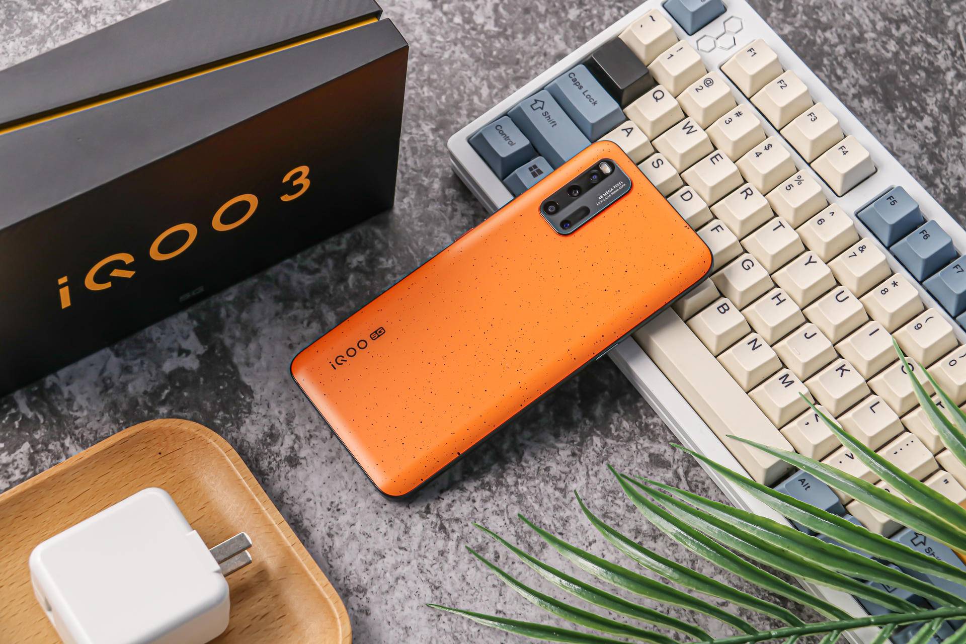 iqoo3拉力橙配色图赏流线机身设计充满速度与激情