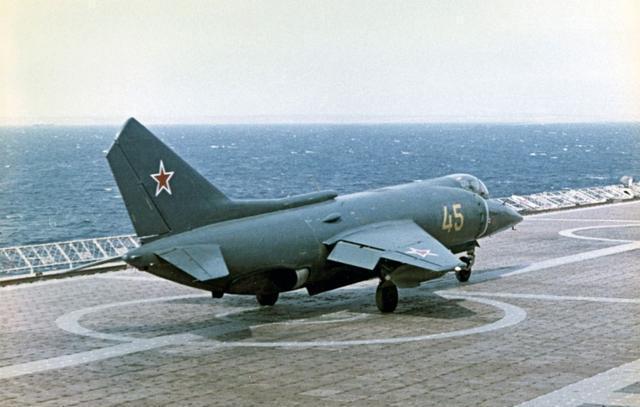雅克18战斗机图片