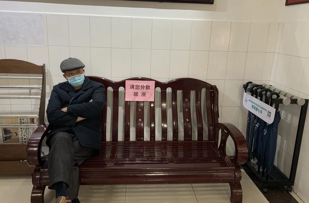 候诊区分散就座候诊座椅,注射室座椅张贴"分散就坐"标语,引导候诊