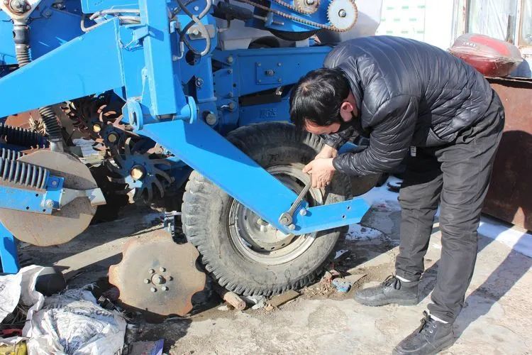 战疫情保六稳疫情不误农忙农机检修迎春耕