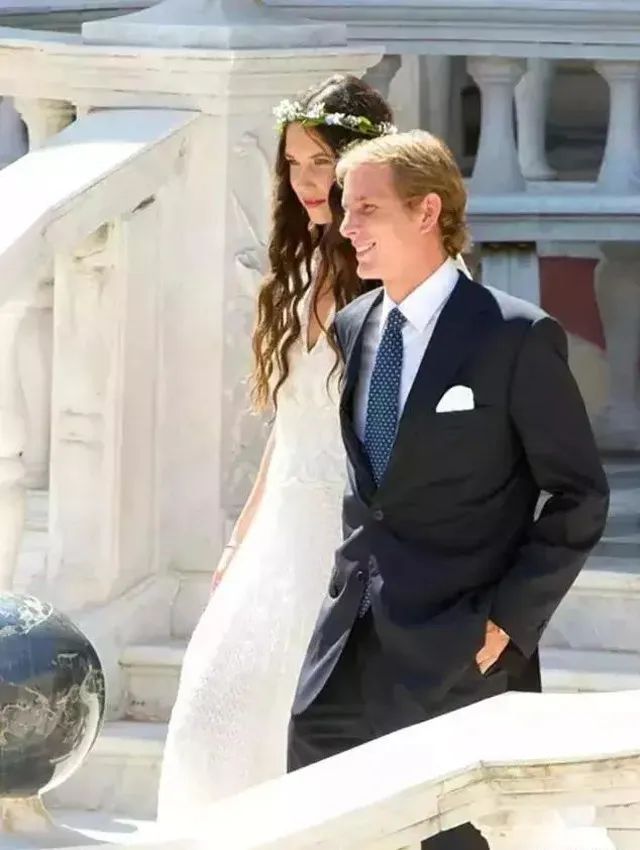 出门的时候,无论何时都是王子抱娃儿,推婴儿车,塔提安娜只管美美地