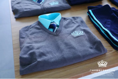 诺德安达在全球与中国都有统一设计的校服,通过着装规范培训孩子学习