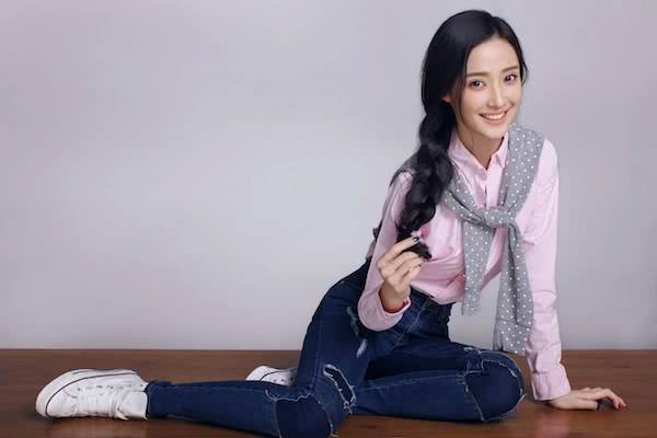 剧中孙佳雨扮演的朱闪闪是门店的"吉祥物",因业务