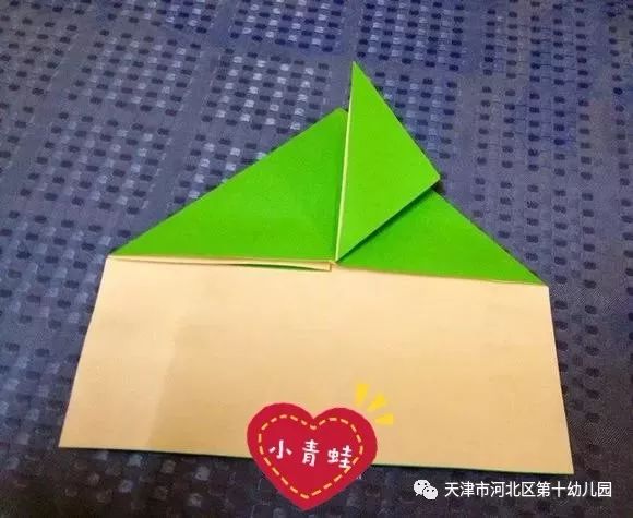 7顺着折痕聚合,经典的双三角折法.6展开,得到折痕.