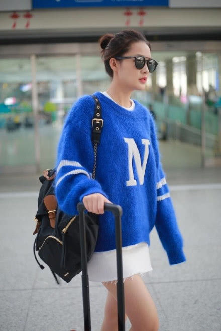 李沁胆真大这么花的短裤也敢穿出街网友白给我都不敢穿