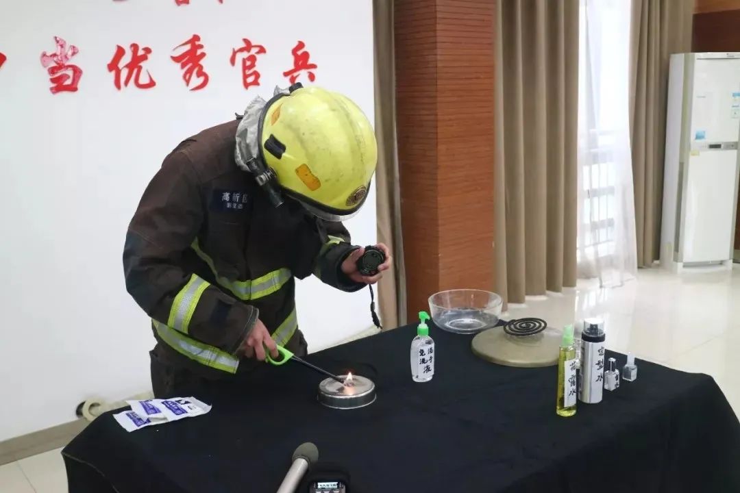 随后用打火机点燃,当火焰触碰到免洗洗手液时,瞬间窜出了蓝色的火焰
