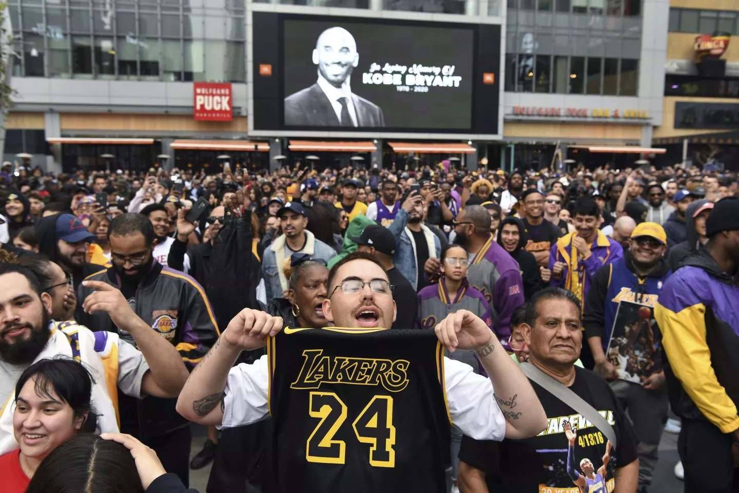 球迷参加科比追悼会门票24美元纪念品转手卖3000升值125倍