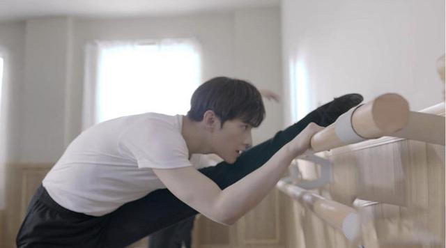 杨洋军艺旧照曝光穿舞蹈练功服人群中最亮眼不愧是军艺校草