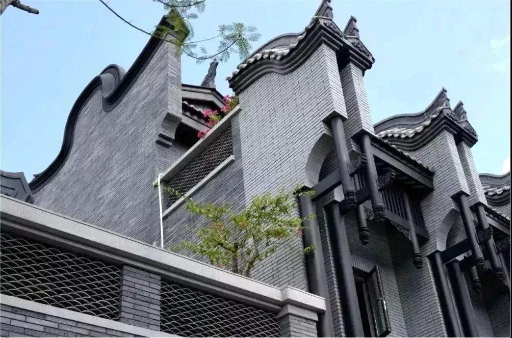 称为山墙,是指沿建筑物短轴方向布置的墙叫横墙,山墙一般称为外横墙