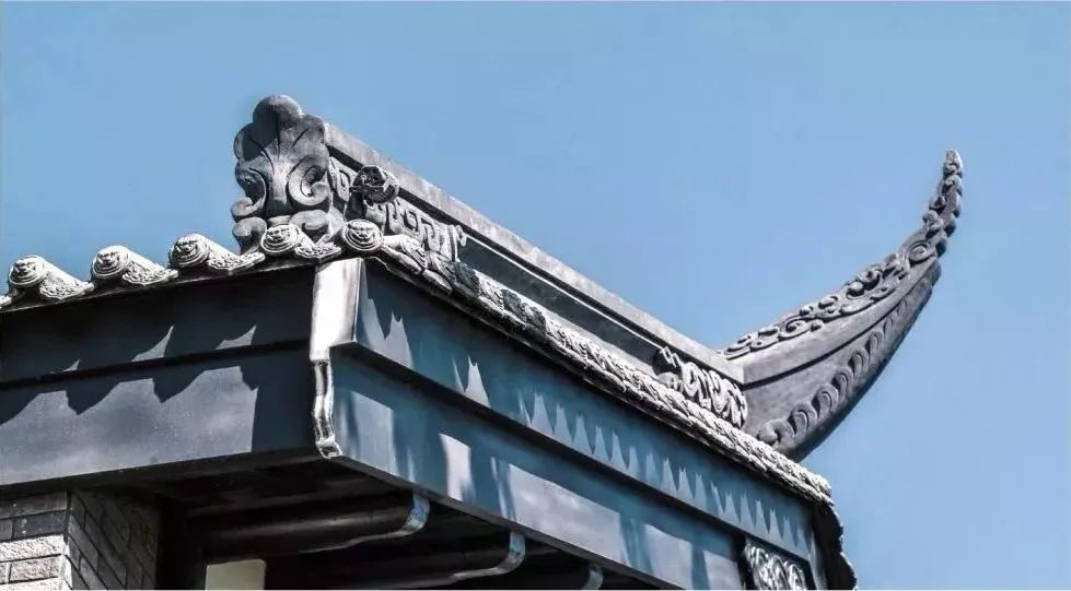 形状空灵,翼角向上翘起,若飞鸟之势,屋脊有正脊,垂脊,博脊,角脊,戗脊