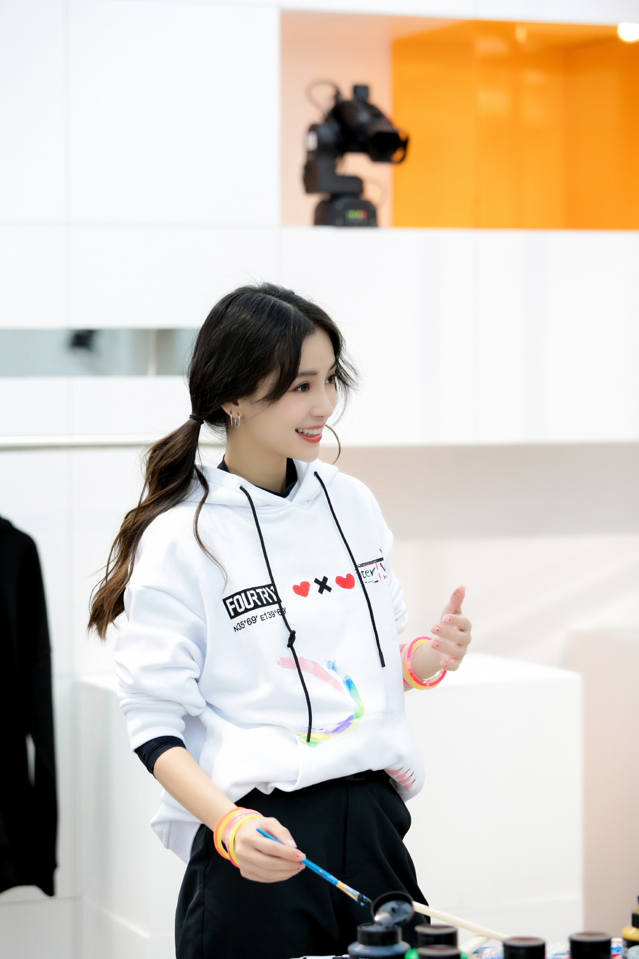 杨颖玩转时尚潮流身穿白色卫衣搭配黑色休闲裤少女感十足