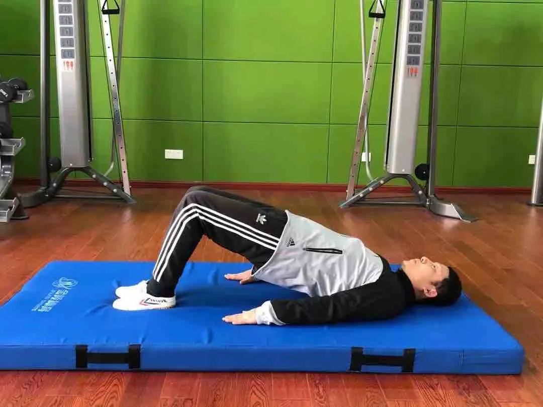 分腿直立身体后屈背弓,用左右手向后触摸同侧脚跟. no.