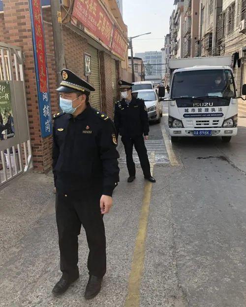 為推動防控知識家喻戶曉,興華街城管執法中隊利用宣傳喇叭,巡邏車