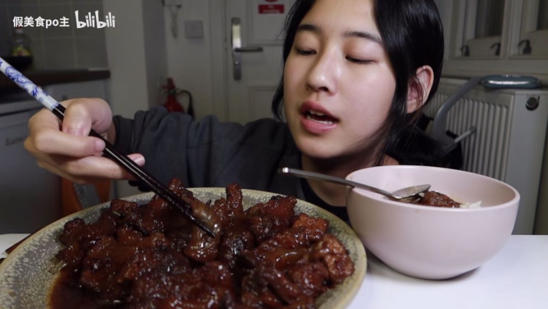 1万知名美食up主,高能联盟成员假美食po主吃乎乎经常在半夜点开新更新