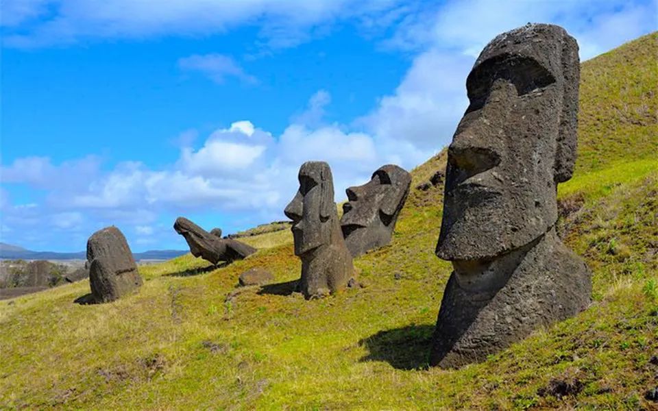 一切都被时间抹去,留下了让人浮想联翩的石头人.