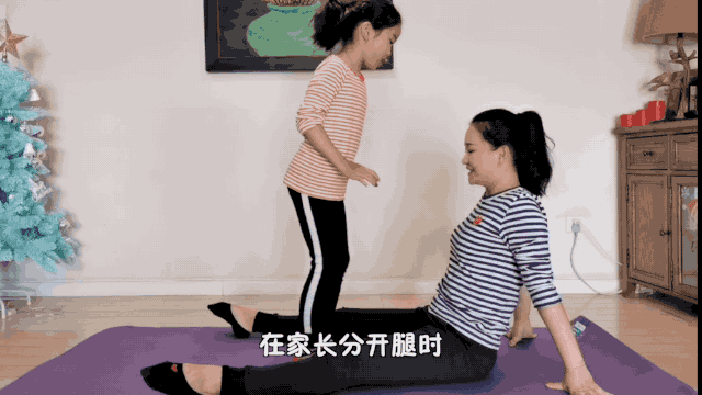 孩子腿并拢往家长腿中间跳;家长腿并拢时,孩子双腿张开避开家长的腿