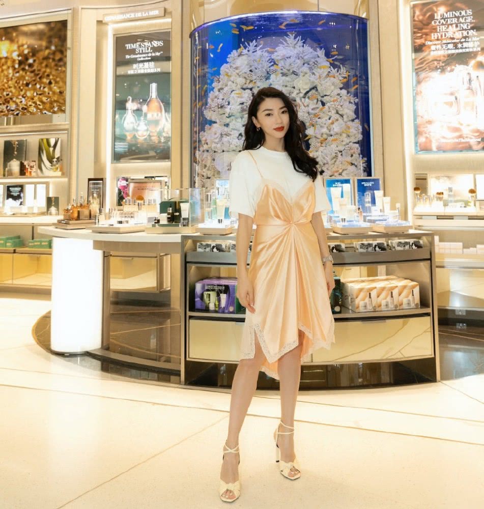 1/ 12 众所周知,程晓玥是郑恺的前女友,典型的abc女孩,不折不扣的"白